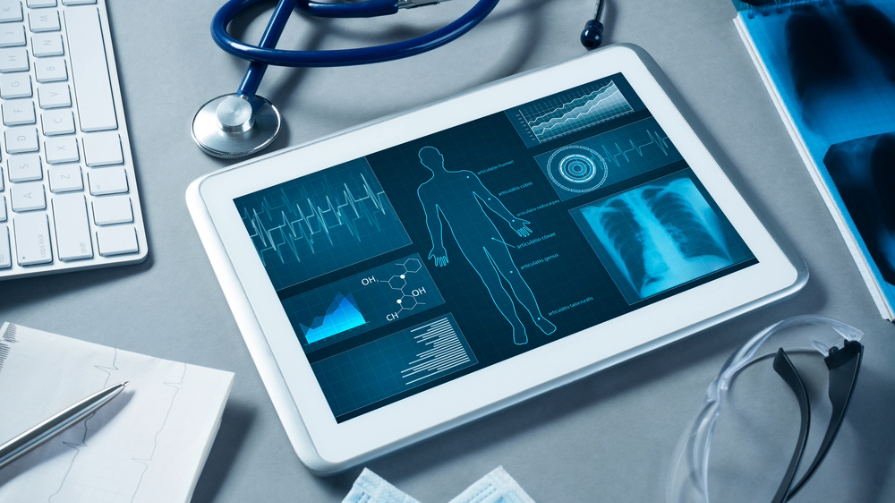 医生的保健平板电脑，屏幕上有电子健康记录.